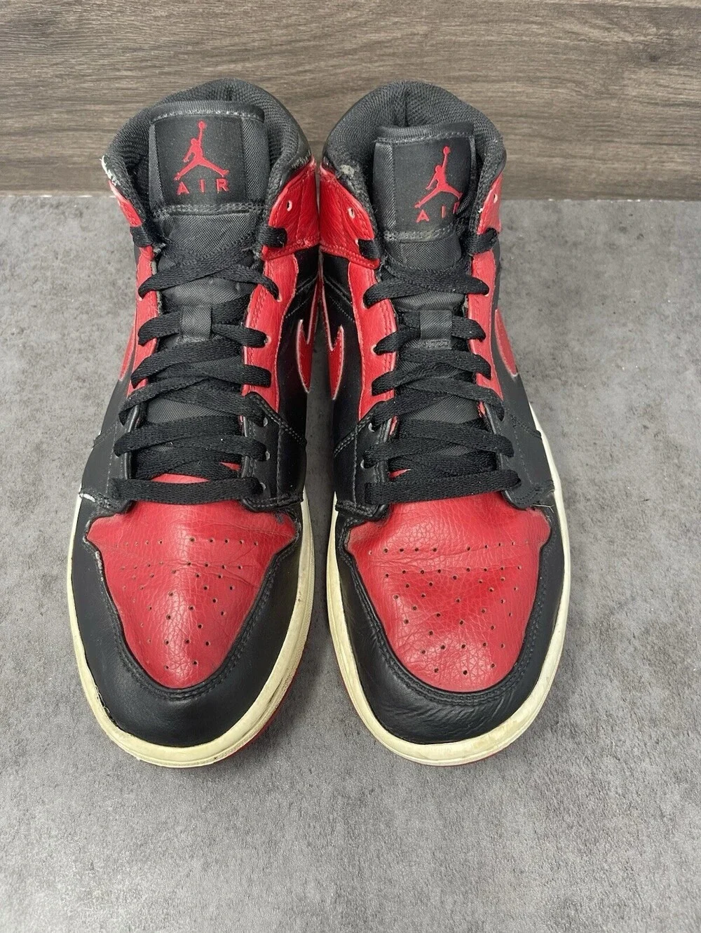Air Jordan 1 Mid Sneakers Mens Size 9.5 Black Red Banned 554724-074